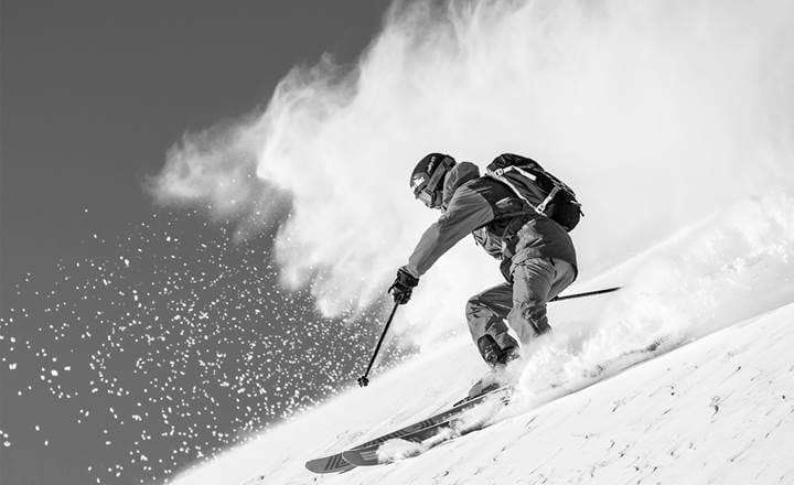 Freeride skiløber i dyb sne i offpist på skiferien i Alpe d'Huez med Slopetrotter