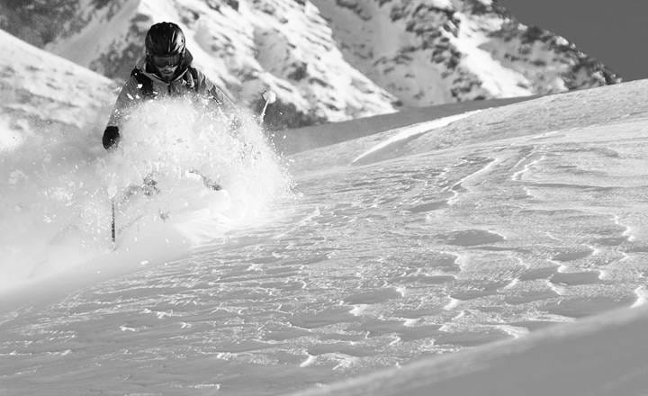 Freeride skiløber i dybsne i offpist med blå himmel i Champoluc med Slopetrotter