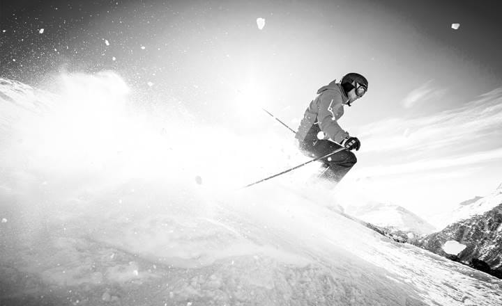 Skiløber i uberørt offpist i solskin i Söldens skiområde